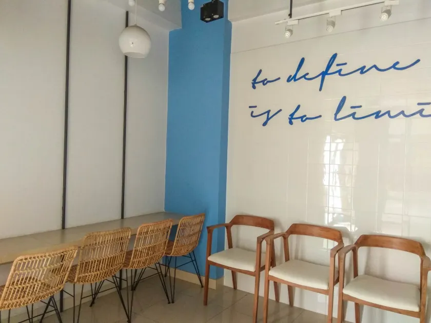 Simply and Cozy Studio at Dave Apartment By Travelio - Lobby sitting area