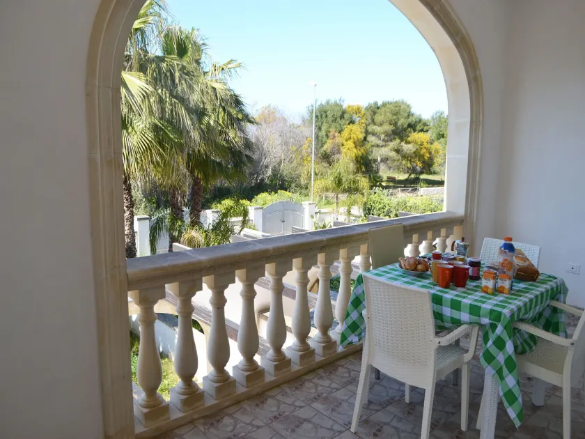 Air-conditioned Apartment Near The Beach With Spacious Balcony & Garden, Pets - Image 1