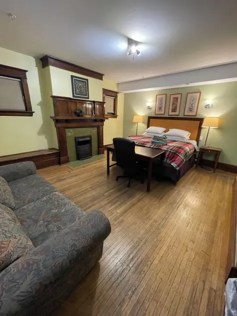 West Broadway guesthouse - Image 1