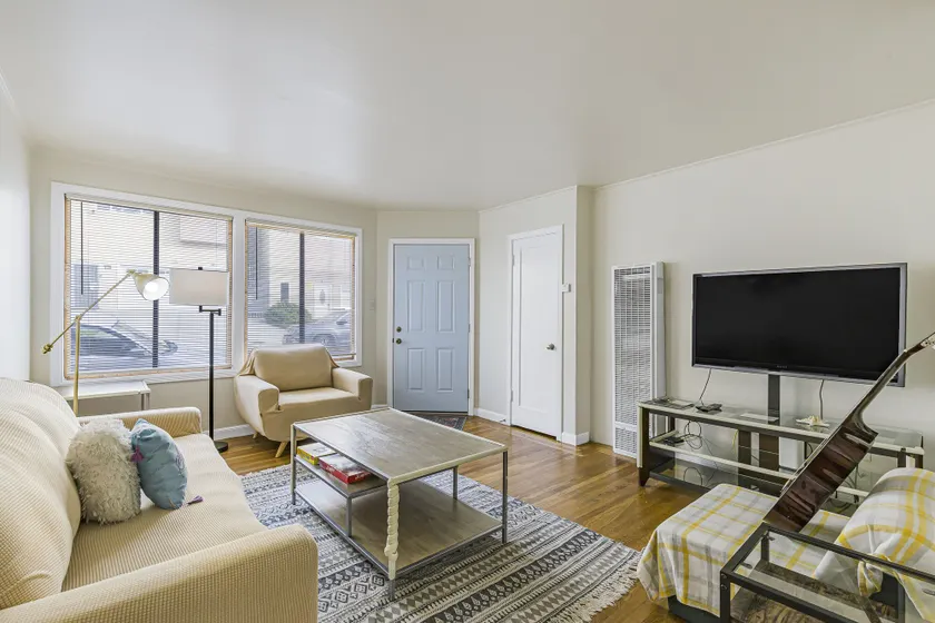 3 Bedroom 2 Bathroom House, Walkable to BART, Free Parking, Views - Image 1