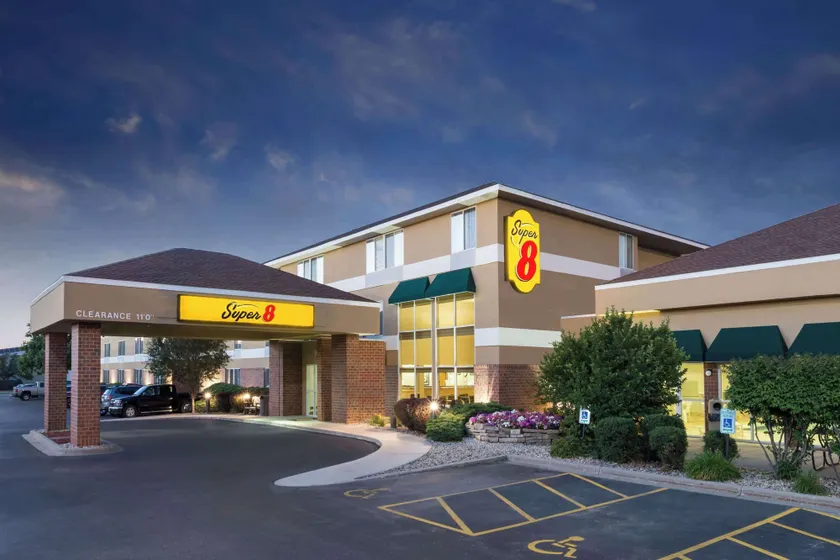 Super 8 by Wyndham Madison South - Image 1