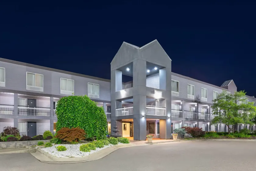 Howard Johnson by Wyndham Romulus Detroit Metro Airport - Image 1