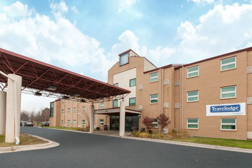 Travelodge by Wyndham Romulus Detroit Airport - Image 1