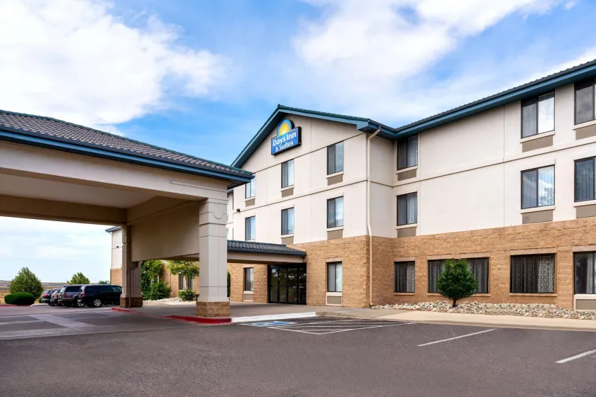 Days Inn & Suites by Wyndham Denver International Airport - Image 1