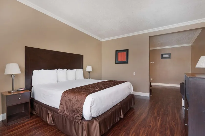 Americas Best Value Inn & Suites Anaheim - Image 1