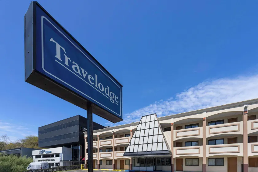 Travelodge by Wyndham Manhasset - Image 1