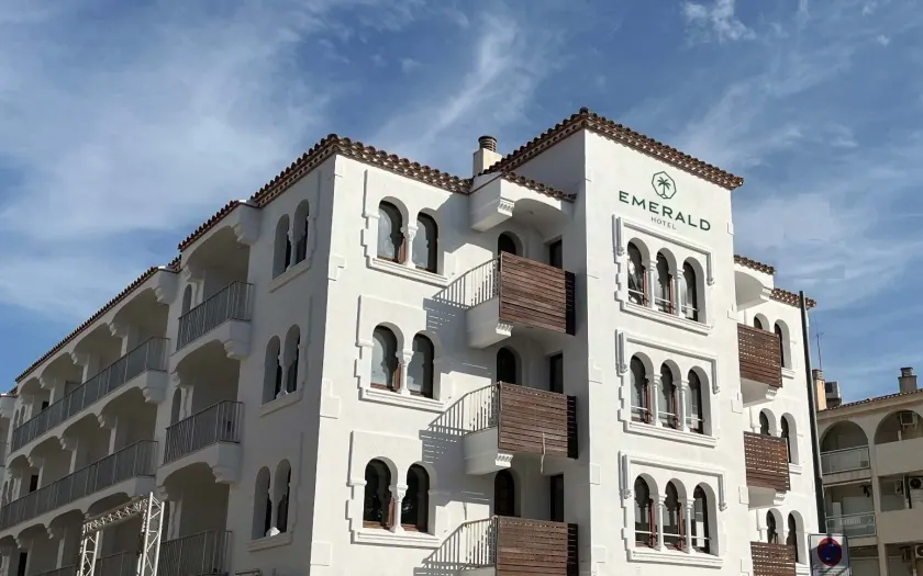 Emerald Sun Hotel - Image 1