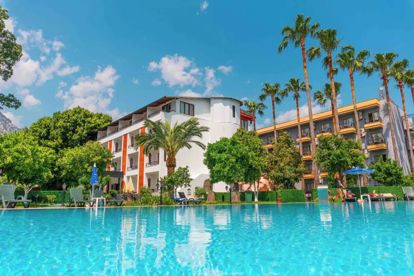 Belpoint Beach Hotel - Image 1