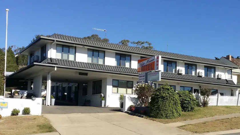 White Manor Motel - Image 1