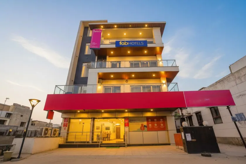 FabHotel F9 Noida Sector 27 - Image 1