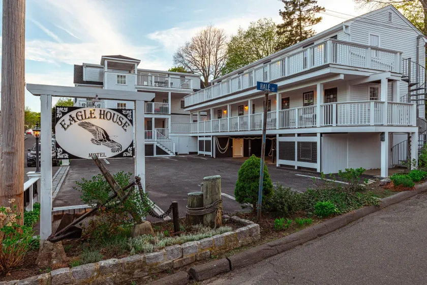 Eagle House Motel - Image 1