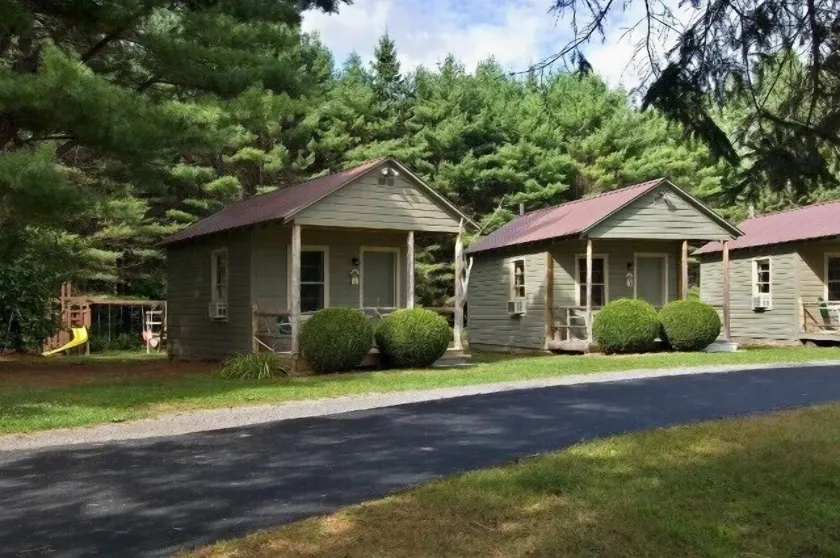 Pine Tree Motel & Cabins - Image 1