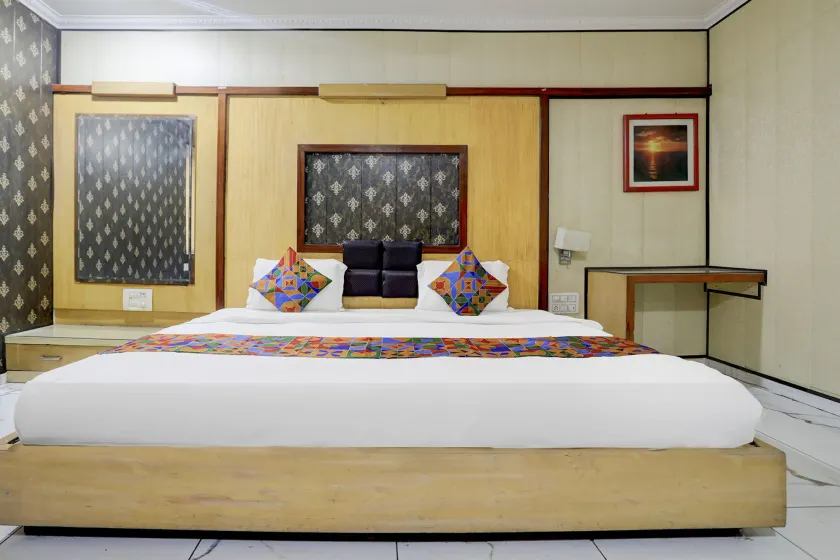 Hotel Rahul Deluxe - Image 1