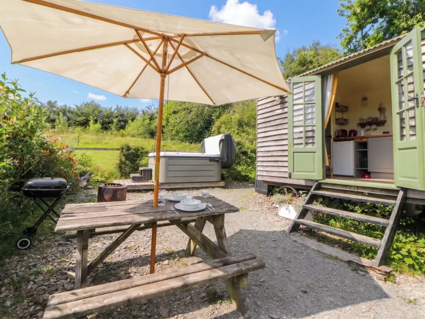 The Three Spaniels Shepherds Hut - Image 1