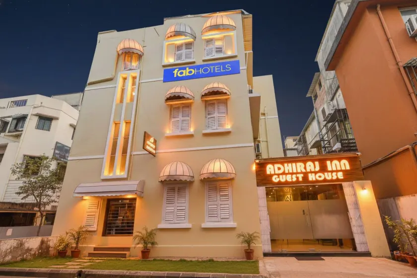 FabHotel Adhiraj Inn - Image 1
