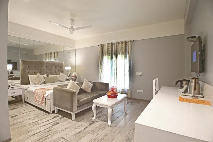 Hotel Emerald - Image 1