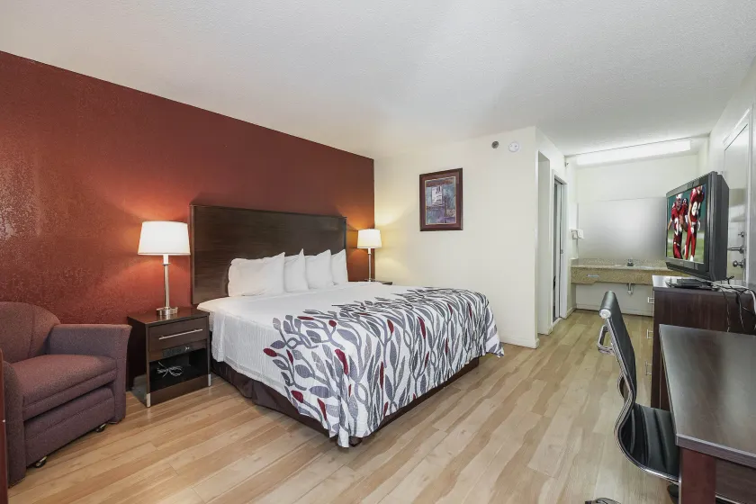 Red Roof Inn & Suites Rome - Image 1