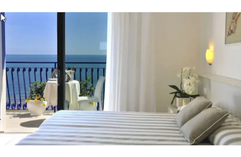 Hotel Plaza Esplanade - Image 1