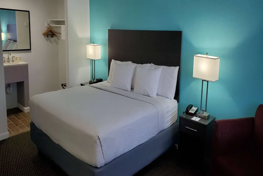 Travelodge by Wyndham Livonia Canton Novi Detroit Area - Image 1