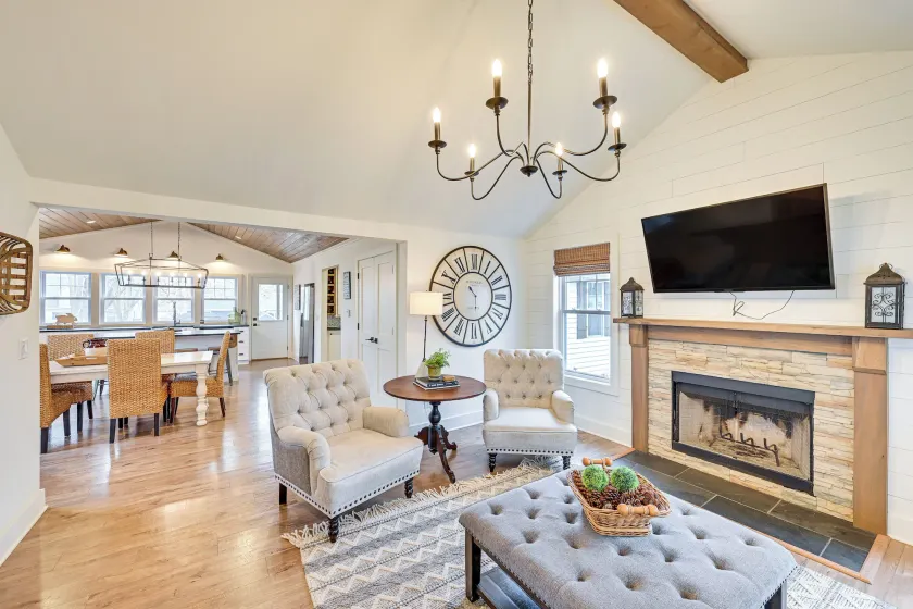 Steps to Elm St: Gorgeous Double-lot Getaway - Image 1