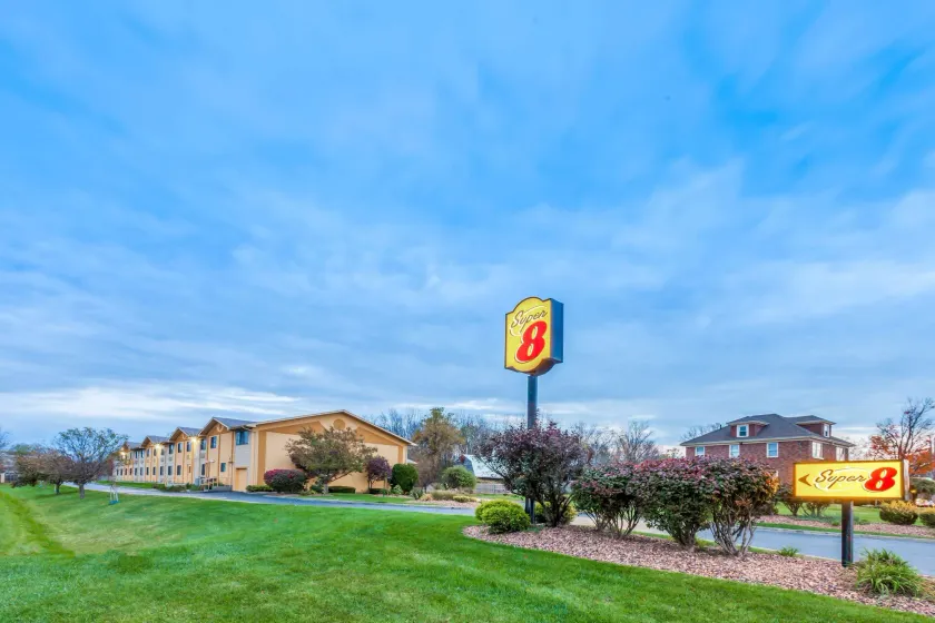 Super 8 by Wyndham Liverpool/Clay/Syracuse Area - Image 1