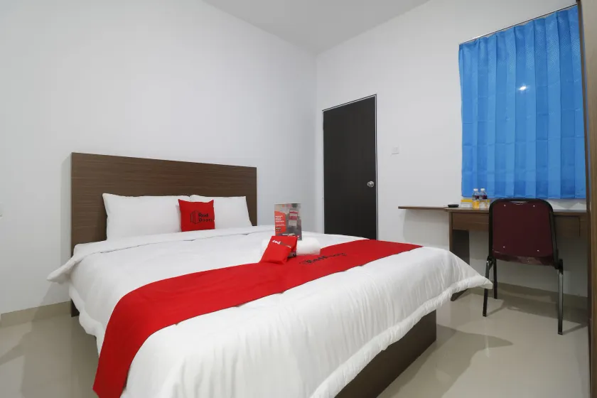 RedDoorz Plus near Kepri Mall - Image 1
