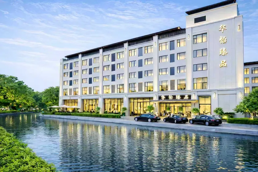Huayi Hotel - Image 1