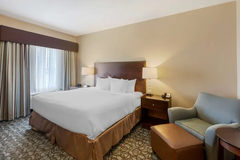 Best Western Plus Walkerton Hotel & Conference Centre - Image 1