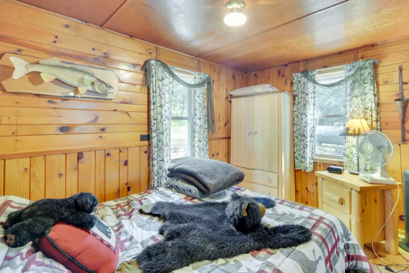 Pet-Friendly Waterfront Minong Cabin with Fire Pit - Rom