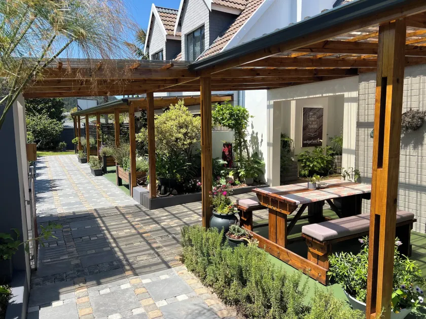 Pelican Lodge Guesthouse - Image 1