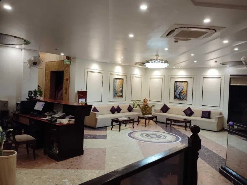 Hotel Maple Ridge - Image 1