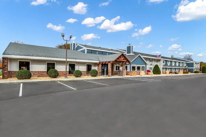 AmericInn by Wyndham St. Peter - Image 1