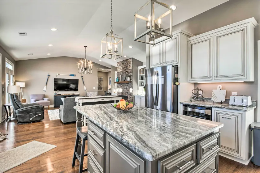 Elegant Lakefront Gem w/ Dock + Sunset Views! - Interiör