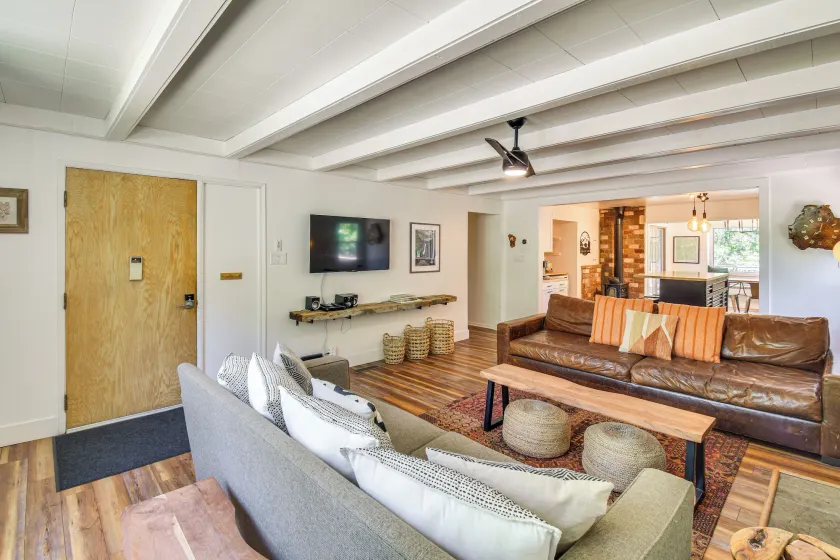 Cozy Retreat w/ Deck ~ 2 Mi to Pinecrest Lake! - Interiør