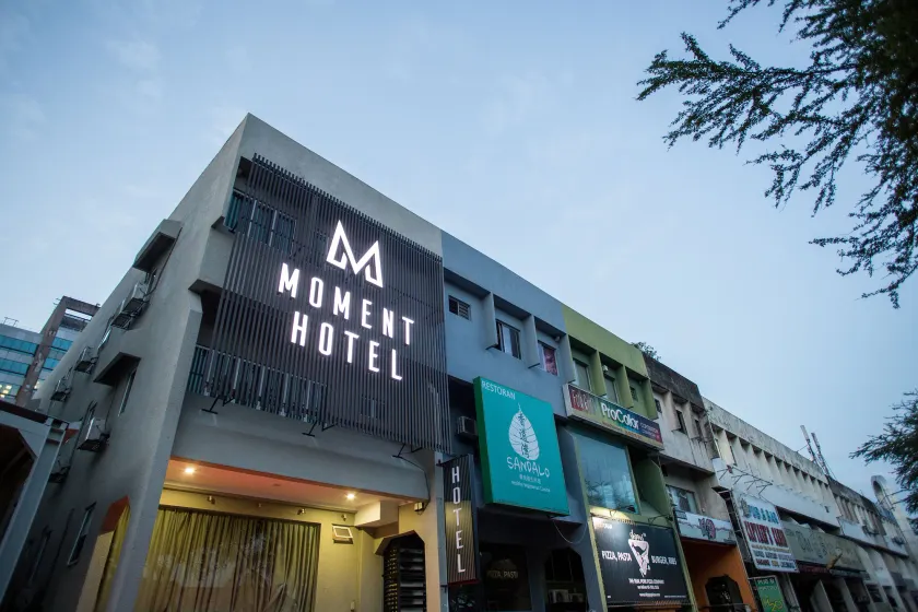 Moment Hotel - Image 1