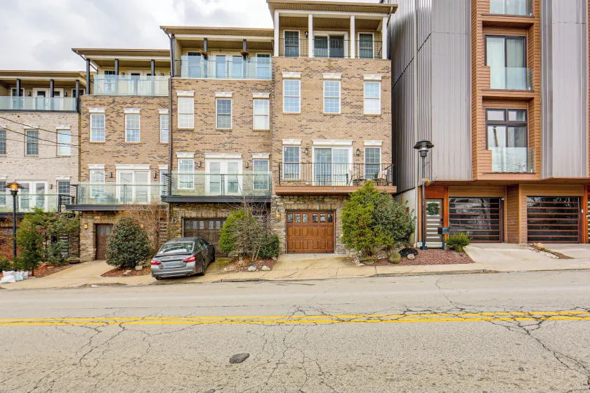 2 Mi to Market Sq! Row House w/ Dedicated Office - Image 1