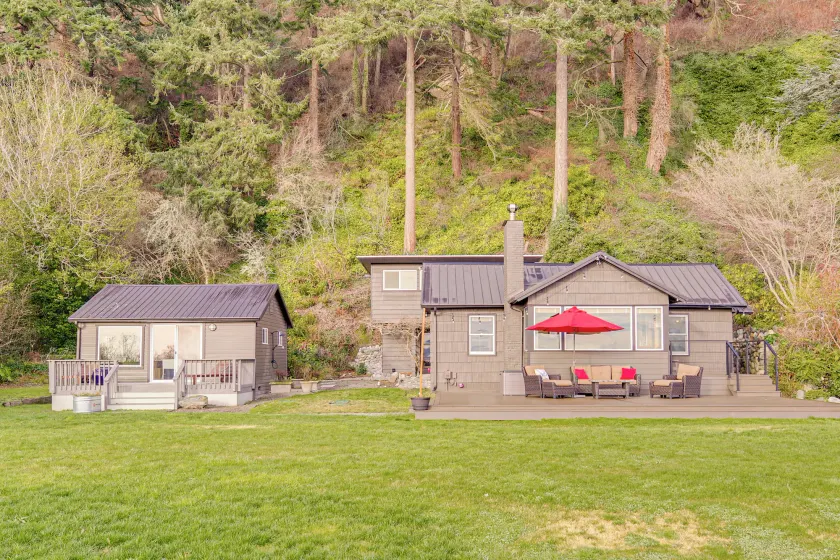 Private 3-acre Beach! Family Retreat in Freeland - Image 1