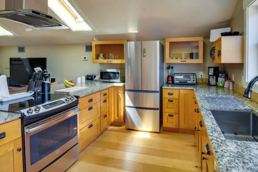 Romantic, Cozy Loft w/ Yard, 5 Miles to Clemson - Interior