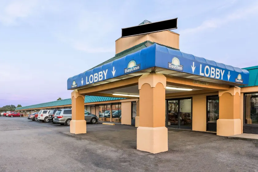Days Inn by Wyndham Dickson - Image 1