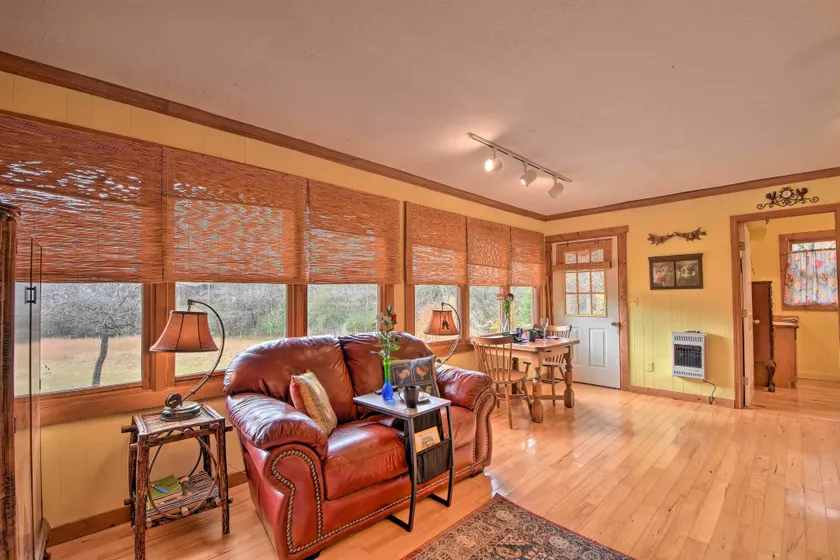 Forest Fantasy: Pet-Friendly Smoky Mtn Escape! - Image 1