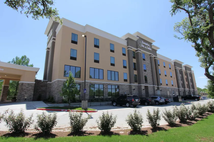 Hampton Inn & Suites Dallas Market Center - Image 1