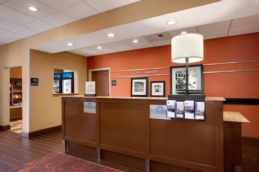 Hampton Inn Magnolia - Lobby