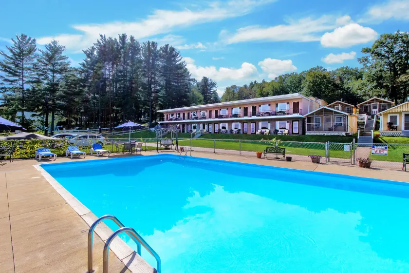 Half Moon Motel & Cottages - Image 1