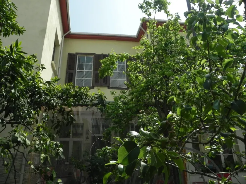 Lotus Garden Hostel Izmir - Image 1