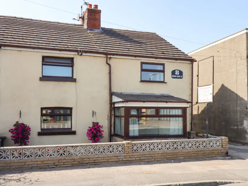 8 Heatons Bridge Road - Image 1