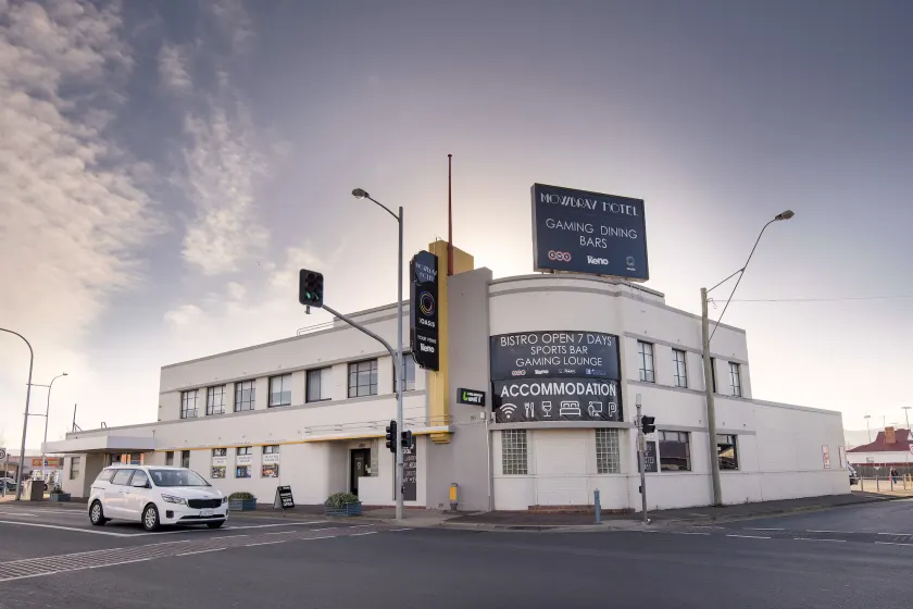 Mowbray Hotel - Image 1