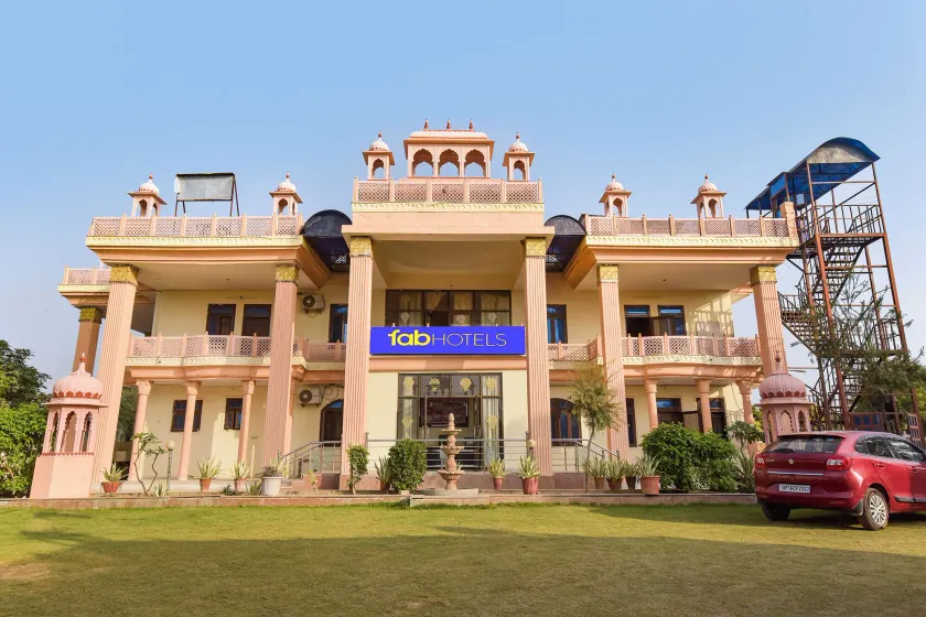 Fabhotel Pink Haveli - Image 1