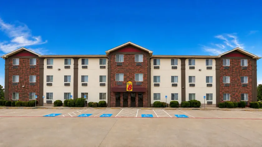 Super 8 by Wyndham Irving DFW Airport/South - Image 1