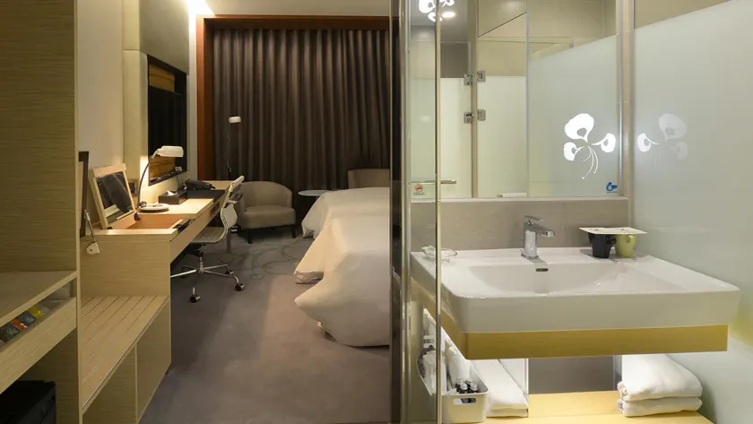 Golden Tulip Glory Fine Hotel - Image 1