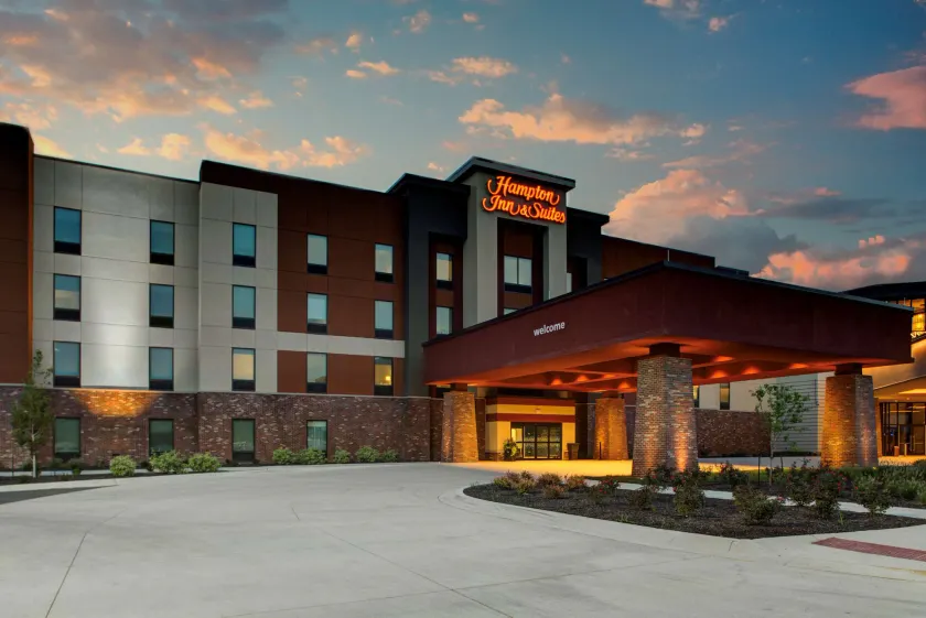 Hampton Inn & Suites by Hilton Pittsburg Kansas Crossing - Image 1